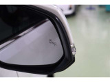 BSMを装備。さらに、後退時車両検知警報【RCTA】を搭載しています。バックで出庫する際に左右から接近する車両を検知し、ミラーのインジケーターの点滅と警報音で警告して安全確認をサポートしてくれます。