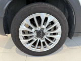 純正アルミホイールを装着。
