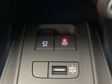 指先でパーキングブレーキの操作ができます。ブレーキホールドもついているので停止中に、ブレーキペダルから足を離しても停止状態を維持し続けてくれます。信号待ちなどの際に非常に便利です。