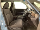 女性でも運転がしやすいように、シートの高さ調整機能(シートリフター)がついています。広い足元にゆったり座れるシートには肘掛も装備しており長距離の運転でも疲れにくいシートです。