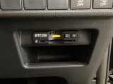 ハンドルの右下にETC2.0がついています。高速道路の料金所の通過も楽々です。 カードの取り出しもしやすい場所についています。