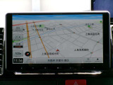 社外品の地デジ対応ディスプレイオーディオ付きです。ナビゲーション機能を装備しています。