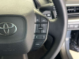 前方の車との車間を設定し、スピードを上げたり緩めたりを自動で行ってくれる追尾式の「レーダークルーズ」。上級装備の一つです!高級車にしかつかない嬉しい機能です。