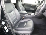 見えないところまで徹底洗浄!中古車をキレイで気持ちよくお乗りいただけるよう、トヨタ認定中古車はしっかりクリーニング。エンジンルームやシートを外した洗浄まで目に見えないところまで徹底的に洗浄しています。