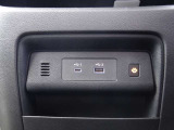 USB充電ポート A・Cタイプ装備とワイヤレス充電トレイも装備。