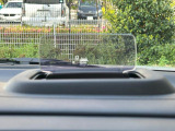 【ヘッドアップディスプレイ】運転に必要な情報やセーフティーサポートの警告などをメーターパネルを見なくても確認ができます☆視線移動が少なくなり安全運転ができますね♪