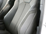 クオリティの高いシートを採用するのは、Audiのクルマづくりの哲学のひとつです。特に座り心地が重要です。体の大きなドイツ人が座っても頑丈な耐久性があります。。しかも肌触りも良く高級家具のようです。