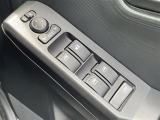 【パワーウインドウ】運転席のスイッチで、各席の窓ガラスの開閉ができます。あると便利ですよね。