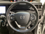 ハンドルにHondaセンシング系のクルーズコントロールやレーンキープアシストなどのスイッチと、オーディオの操作スイッチが装備されています。ハンドルから手を離さず安全に操作できます。