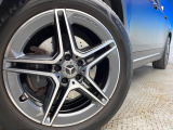 ●純正19インチアルミホイール:輸入車ならではの卓越した走りを支えるホイールと足回りです!日本車の走りに慣れている方にもぜひ体感して頂きたいほど、高いレベルでまとまっています!