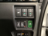 両側電動スライドドアは運転席から操作ができるよう、操作スイッチが付いています。Hondaセンシング用のVSA(ABS+TCS+横滑り抑制)解除と路外逸脱抑制機能のオンオフスイッチなどもあります。