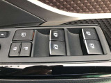 パワーウィンドウのスイッチです。 運転席にいながら助手席や後席の窓を開け閉めできるので、大変便利です。