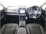 ■視界良好で運転しやすいコックピットです。シンプルで操作性の良いインパネ回りにデザインされ、SUBARUは安全性能に徹底的にまでこだわった視界設計を行っています。