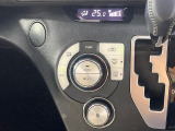 【オートエアコン】一度お好みの温度に設定すれば、車内の温度を検知し風量や温度を自動で調整。暑い&hellip;寒い&hellip;と何度もスイッチ操作をする必要はありません。