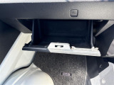 【 グローブボックス 】小物の収納が可能です!//