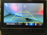 バックでの車庫入れも安心です! リアカメラが付いているバックモニター付のナビを装備しております。操作線もついており距離感も画面から確認できます。