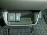 便利なUSBジャック・12V電源ソケットも付いています。周辺機器の充電にご利用頂けます。