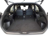 セカンドシートを倒した状態です。セカンドシートは独立可倒、荷物に合わせてラゲッジスペースをアレンジできます。