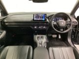 車内は光触媒抗菌消臭施工済です。スタイリッシュなデザインでスポーティなインパネ周りを演出します。グローブボックスやカップホルダーのほかにトレーなどたくさんの収納スペースが付いています。