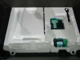 パンク修理剤とエアーポンプのセットです。スペアタイヤは装備していませんが空いたスペースを小物入れとして使用できます