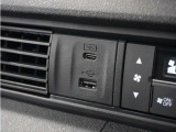 ◆USB接続端子◆スマホやiPodなどを接続して、いつもの音楽を車内でもお楽しみいただけます♪