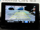 バックカメラの画像です。ガイドラインがスムースな車庫入れをサポートいたします。車庫入れの安心感がアップしますね。