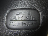 サイドカーテンエアバックシステムは、側面衝突時に大人から子供までさまざまな体格の乗員の頭部や頚部を広範囲で保護。特にセンターピラーへの頭部衝突を防ぐ展開性能を実現しています。
