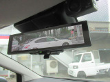 インテリジェントル-ムミラ-付です。切り替えレバーで車両後方の映像をミラーに映し出すので車内の状況や天候に左右されず、とっても見やすいです!