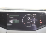 気になる燃費など様々な情報を表示してくれるインフォメーションディスプレイ付きのODOメーター。