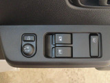 電動格納ミラーあり。駐車の時に便利です。パワーウインドウも付いてます。
