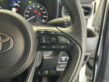 前方の車との車間を設定し、スピードを上げたり緩めたりを自動で行ってくれる追尾式の「レーダークルーズ」。上級装備の一つです!高級車にしかつかない嬉しい機能です。