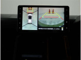 トップビュー・車両に取り付けたフロント、サイド、バックカメラの映像を合成して画面上に表示させることで、低速時の運転を補助する装置です。