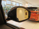 【ブラインドスポットモニター】車外の車をいち早く検知しドライバーに知らせるドライバーアシスト機能となっております。
