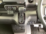 足元スッキリ、インパネシフトです。パーキングブレーキはフットブレーキタイプなので、運転席と助手席の間がスッキリしています。