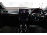 運転席/助手席です。安全装備をオプションで追加するのは日本的発想。フォルクスワーゲン車はサイドエアバッグを全車標準で装備しております。