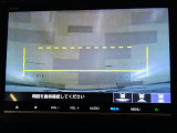 バックカメラの画像です。ガイドラインがスムースな車庫入れをサポートいたします。車庫入れの安心感がアップしますね。