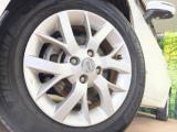 【純正15インチアルミホイール】外観にマッチした純正アルミホイールを装着しております。各種社外アルミホイールや、スタッドレスタイヤも取扱いしております。是非ご相談ください♪