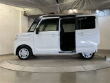 両側パワースライドドア付きだから、狭い駐車スペースなどでの 乗り降りラクラク!小さなお子さまのいるご家庭には嬉しい装備。