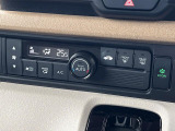 【オートエアコン】一度お好みの温度に設定すれば、車内の温度を検知し風量や温度を自動で調整。暑い&hellip;寒い&hellip;と何度もスイッチ操作をする必要はありません。快適な車内空間には必須の機能ですね♪