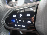 ◆クルーズコントロールにレーダーセンサーを組み合わせ、先行車を測定し設定されたスピードを上限に自動で加減速を行います。一定の車間距離を維持することで、長距離走行でのドライバーの疲労を低減させます。