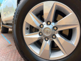 【純正17インチアルミホイール】外観にマッチした純正アルミホイールを装着しております。各種社外アルミホイールや、スタッドレスタイヤも取扱いしております。是非ご相談ください♪