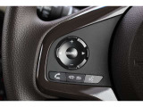 ハンドル左部分でオーディオ操作が可能。そのため、運転中でも目線をずらさずに安全運転♪