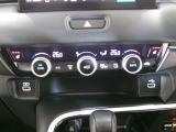 オートエアコンは左右席で独立温度コントロールが可能です。運転席はキンキンに冷やして助手席はマイルドにと言った設定が可能です。暑さ寒さでケンカすることもなくなりますね。