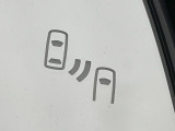 【ブラインドスポットモニター】走行中、ドアミラーの死角になりやすい箇所に後続車が接近するとサイドミラーのレンズに警告を表示!ドライバーに注意喚起をしてくれます。
