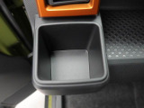 カップホルダーは運転席や助手席からちょうど手の届く位置です!!