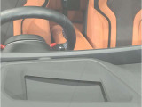 【ヘッドアップディスプレイ】現在の車速表示や目的地へのルート案内やメディア関連のリストを表示する事が可能です。視線移動を減らす事によりドライブに集中して頂けます。