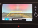 【バックカメラ】運転が苦手な方も車庫入れラクラクです!ギアをリバースに入れれば自動的に切り換わりますので、面倒な操作は不要です♪狭い駐車場もお車を傷つけず安心ですね!