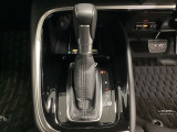 「e:HEV」は、モーター走行を中心にしながら電気エネルギーやエンジン動力を最も効率よく使い分けることができる賢いハイブリッドシステムです。サイドブレーキはスイッチ操作の電子制御パーキングブレーキです