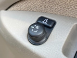 【電動格納ミラー】サイドミラーは電動格納式となっており、狭い駐車場でもキズがつくリスクを抑えられます。