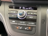 運転席/助手席シートヒーターで寒い日もすぐに温かくなり快適に過ごせます。2段階の温度調整が可能です